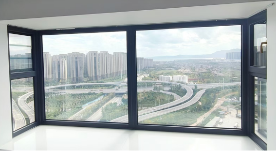 昆明万科公园城市4期山河万里 立交桥主干道南绕城杭瑞高速路噪音困扰 安装逸静隔音窗后师傅现场实拍效果图展示