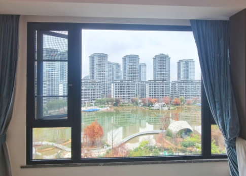 贵州兴义市花月半岛二组团 公园吹拉弹唱 广场舞噪音困扰 安装逸静隔音窗后师傅现场实拍效果图展示